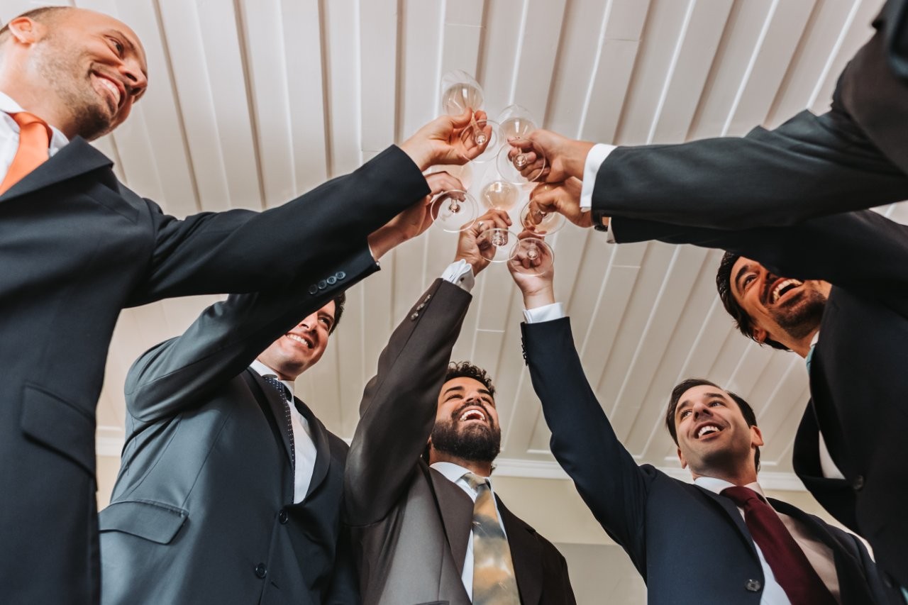 Padrinhos a brindar na celebração do casamento